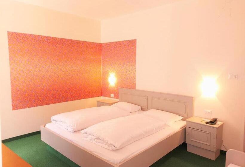 标准三人间, Schuster