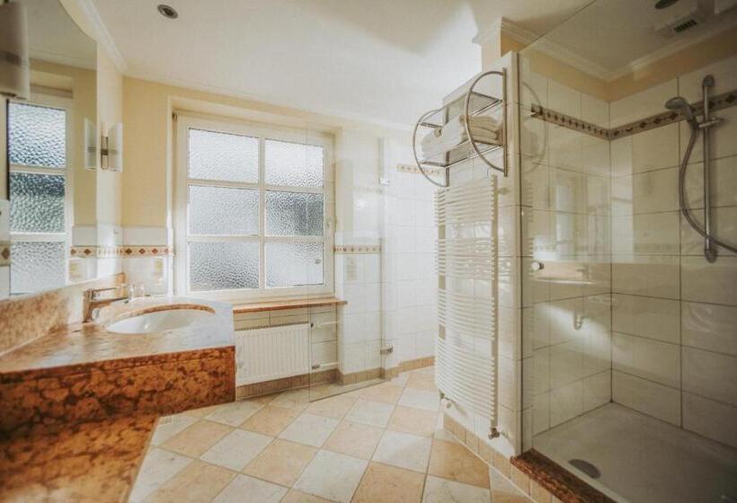 جناح جونيور, Mein Hotel Fast