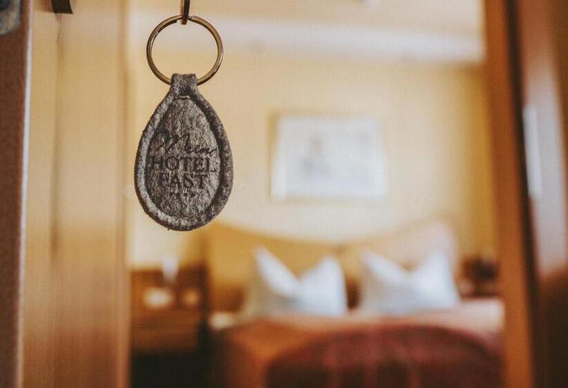 جناح جونيور, Mein Hotel Fast