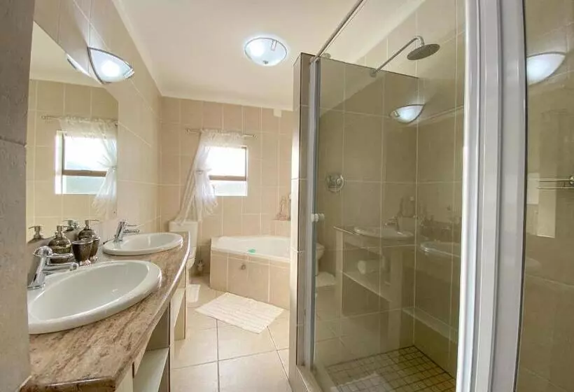 1 Bedroom Penthouse Apartment, Bartnique Guesthouse