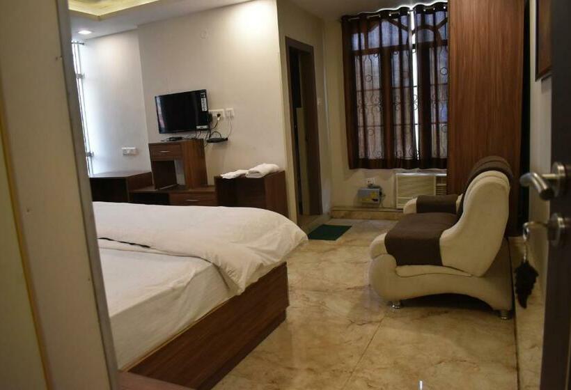 اتاق لوکس, Mauji S Legacy