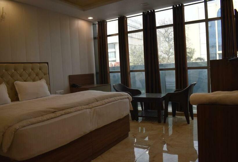 اتاق لوکس, Mauji S Legacy