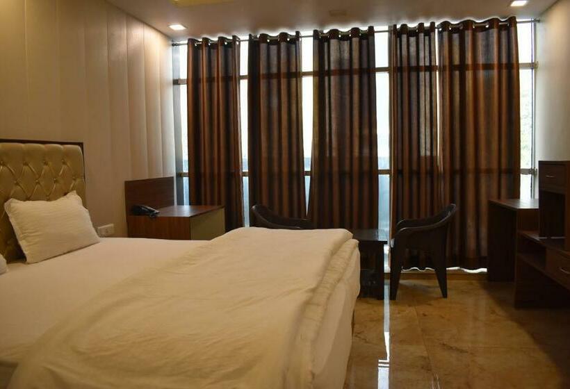 اتاق لوکس, Mauji S Legacy