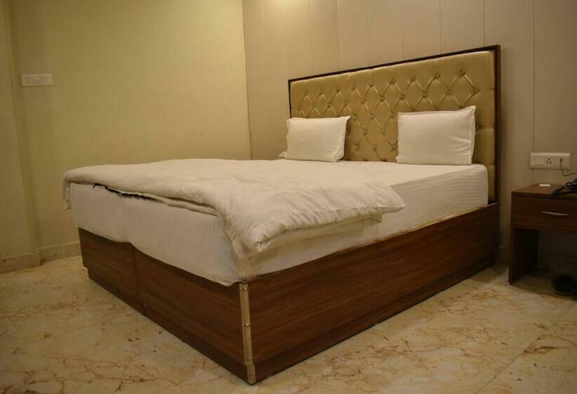 اتاق لوکس, Mauji S Legacy