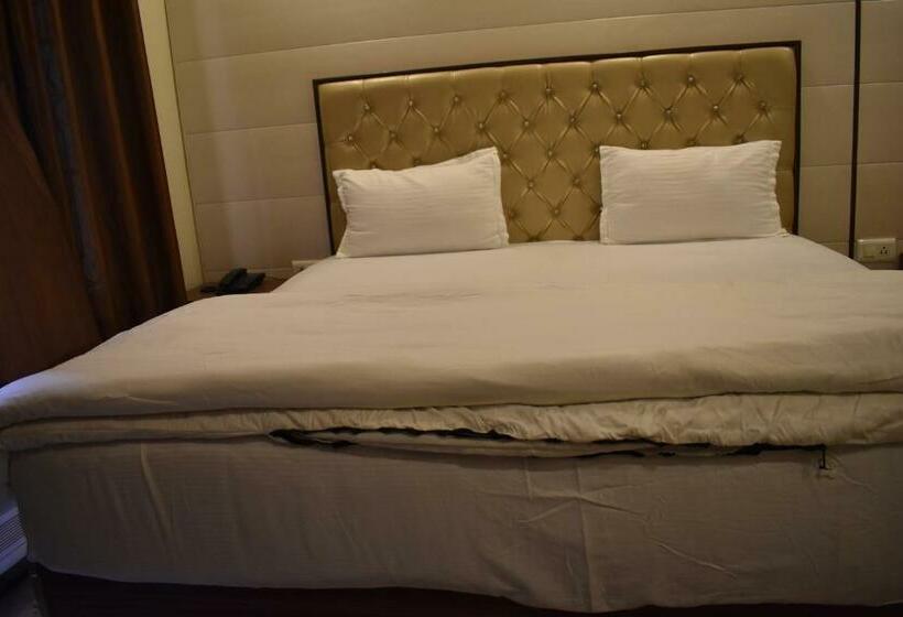 اتاق لوکس, Mauji S Legacy