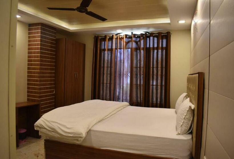 اتاق لوکس, Mauji S Legacy