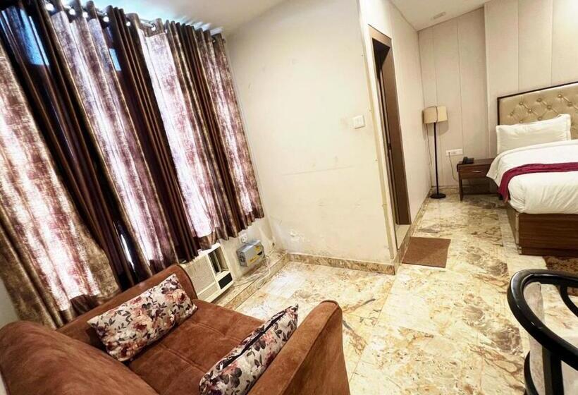 اتاق لوکس, Mauji S Legacy