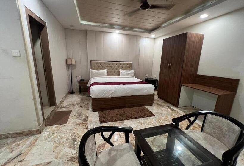 اتاق لوکس, Mauji S Legacy