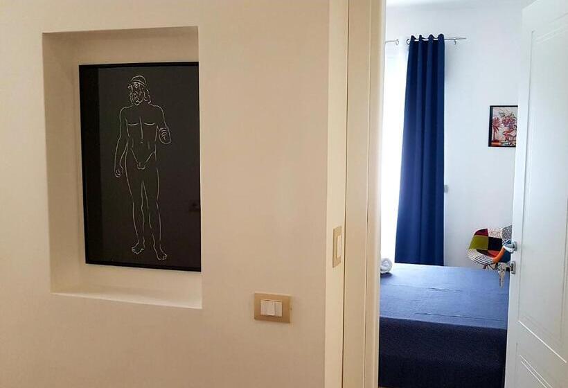 Camera Deluxe, Monelia