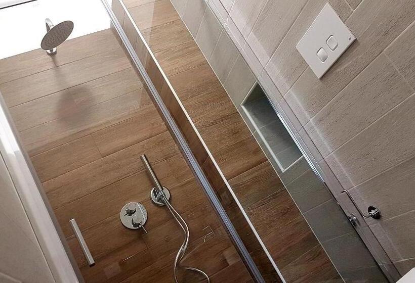 Camera Deluxe, Monelia