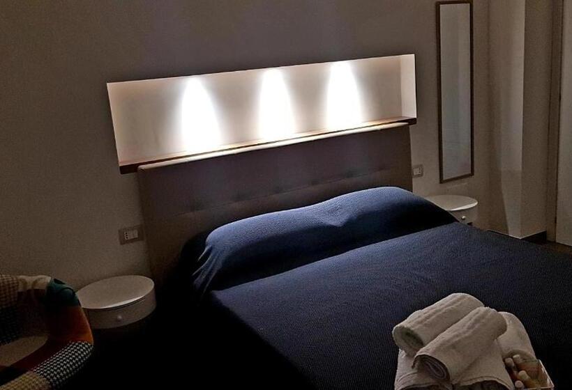 Quarto Deluxe, Monelia