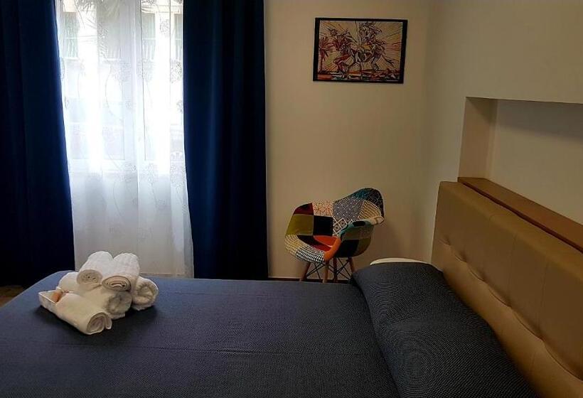 Camera Deluxe, Monelia