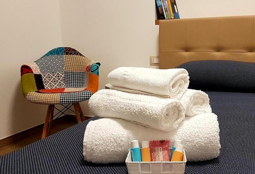 Camera Deluxe, Monelia