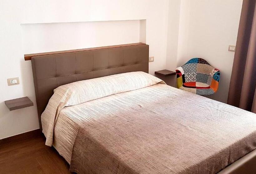 Camera Standard, Monelia