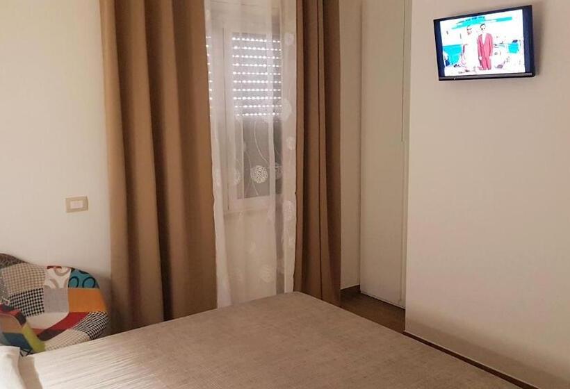 Camera Standard, Monelia