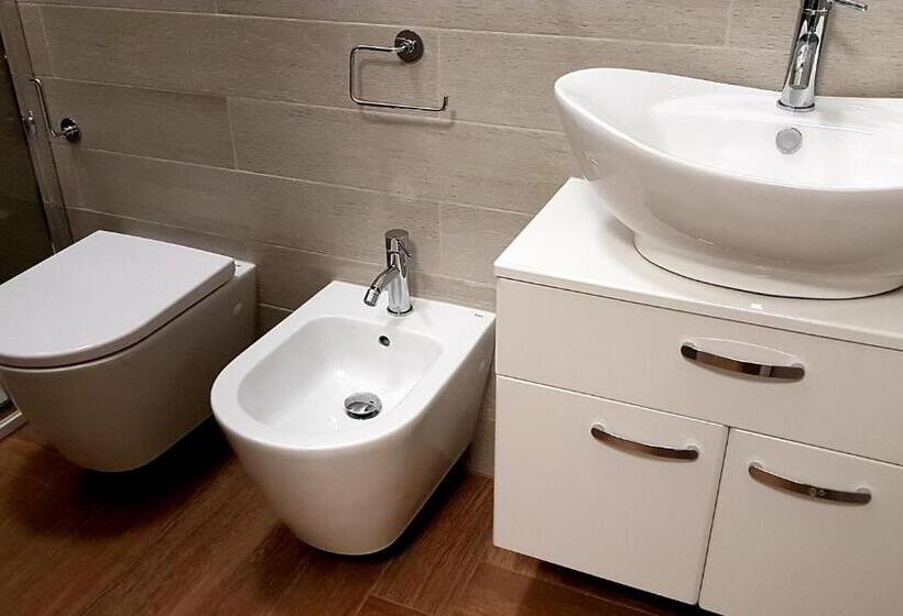 Quarto Estandar, Monelia