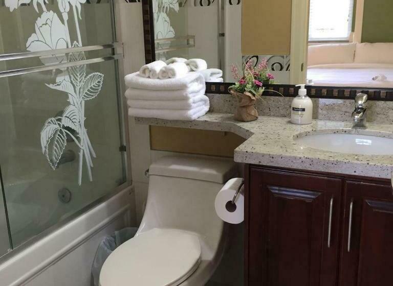 חדר סטנדרט לארבעה, Victory House