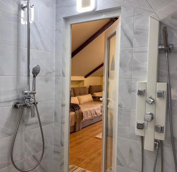 Négyágyas Standard Szoba, Shtil