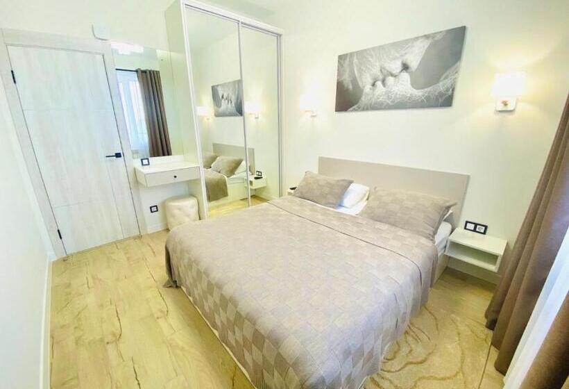 Négyágyas Deluxe Szoba, Shtil