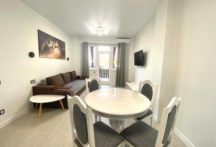 Négyágyas Deluxe Szoba, Shtil