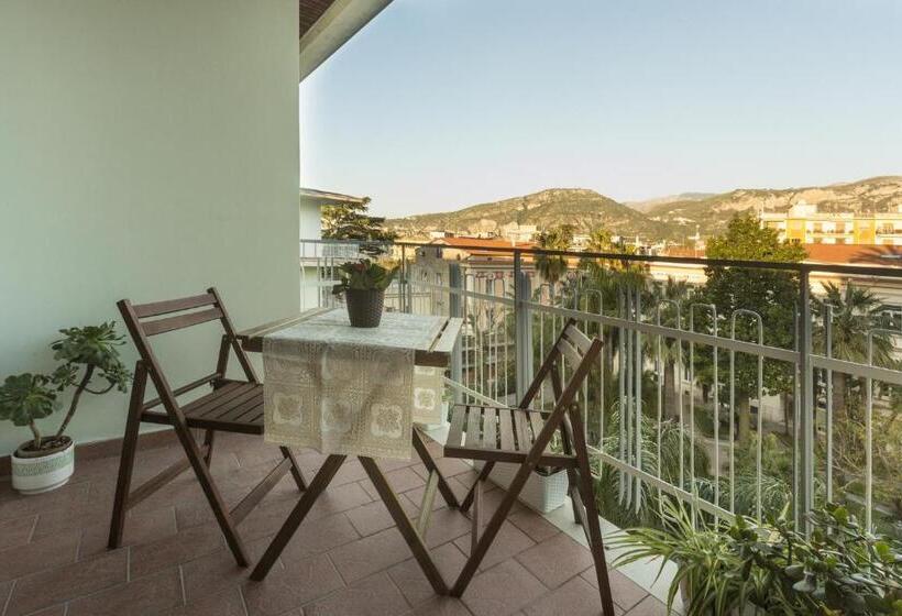 اتاق لوکس با بالکن, Central Plaza Sorrento Coast