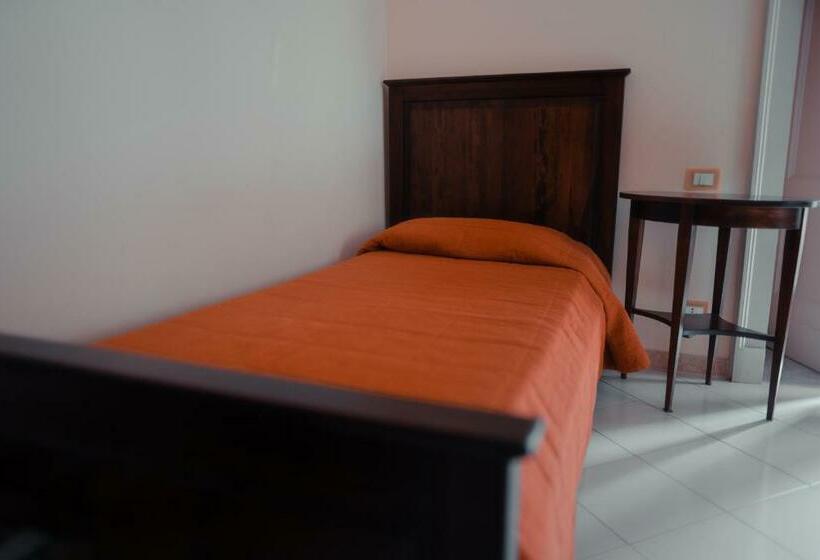 غرفة قياسية ثلاثية, Savoia Residence