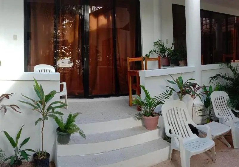 オーシャンビューデラックスルームバルコニー付き, Corong Beach Resort
