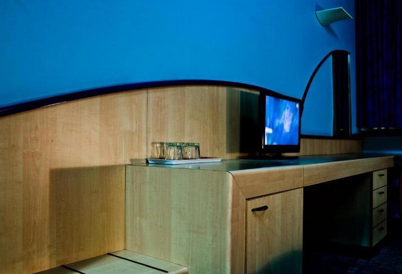 חדר דלוקס, Kék Hold