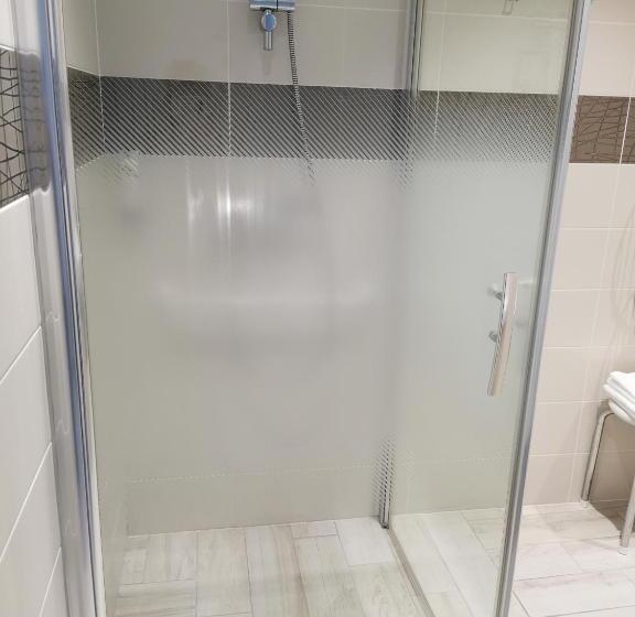 غرفة قياسية لذوى الاحتياجات الخاصة, Au Moyne De Saire