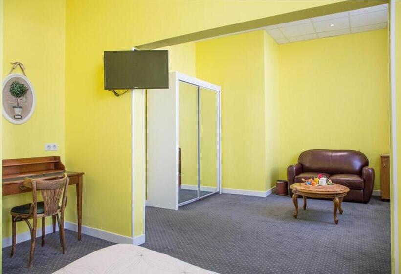 스탠다드 트리플 룸, Hostellerie De La Roseraie