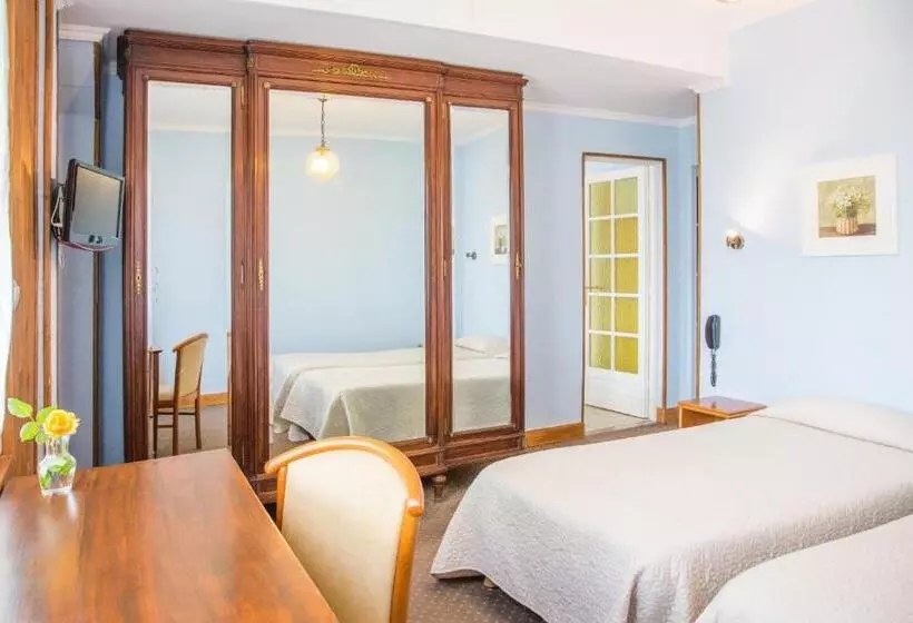 Standard Kolmen Hengen Huone, Hostellerie De La Roseraie