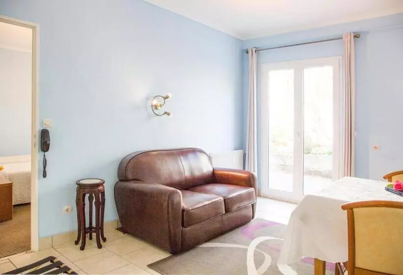 Standard Kolmen Hengen Huone, Hostellerie De La Roseraie
