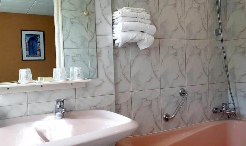 Номер Стандарт Трехместный, Logis Hôtel & Restaurant Arcombelle