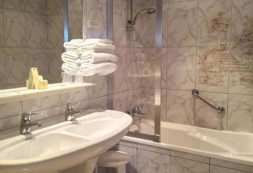 标准三人间, Logis Hôtel & Restaurant Arcombelle