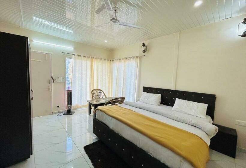 キングサイズベッドのスタンダードルーム, In Apple Estate Kanatal Himalayan View Resort With Courteous Staff