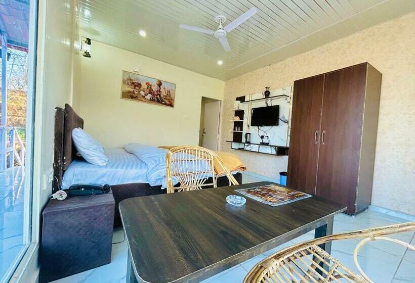 キングサイズベッドのスタンダードルーム, In Apple Estate Kanatal Himalayan View Resort With Courteous Staff