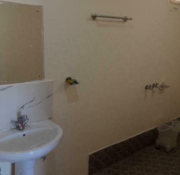 キングサイズベッドのスタンダードルーム, In Apple Estate Kanatal Himalayan View Resort With Courteous Staff