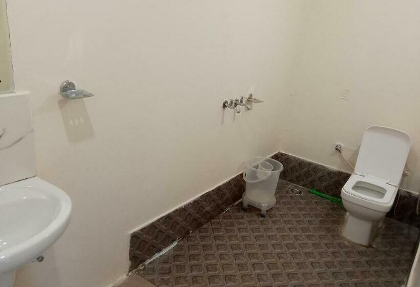 キングサイズベッドのスタンダードルーム, In Apple Estate Kanatal Himalayan View Resort With Courteous Staff