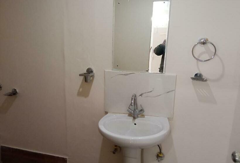 キングサイズベッドのスタンダードルーム, In Apple Estate Kanatal Himalayan View Resort With Courteous Staff