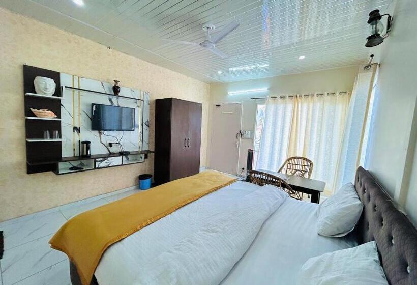 キングサイズベッドのスタンダードルーム, In Apple Estate Kanatal Himalayan View Resort With Courteous Staff