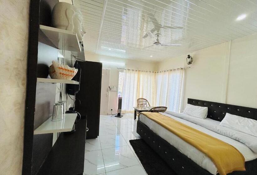 キングサイズベッドのスタンダードルーム, In Apple Estate Kanatal Himalayan View Resort With Courteous Staff