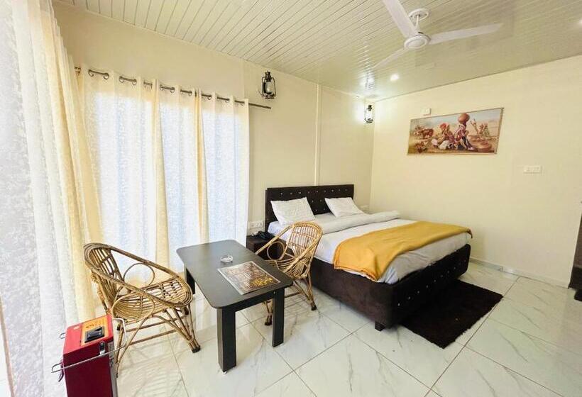 キングサイズベッドのスタンダードルーム, In Apple Estate Kanatal Himalayan View Resort With Courteous Staff