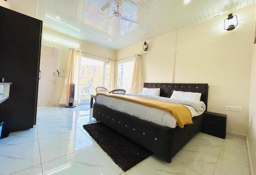 キングサイズベッドのスタンダードルーム, In Apple Estate Kanatal Himalayan View Resort With Courteous Staff