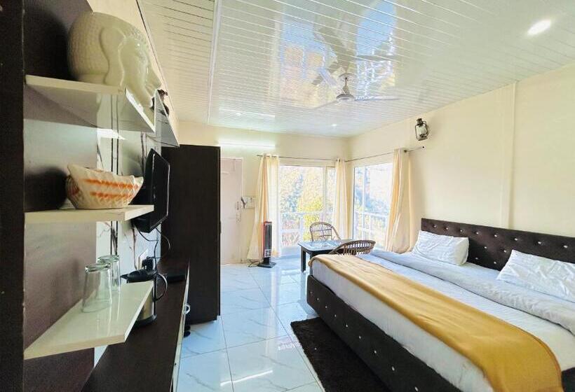 キングサイズベッドのスタンダードルーム, In Apple Estate Kanatal Himalayan View Resort With Courteous Staff