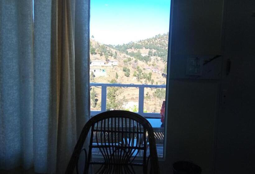 キングサイズベッドのスタンダードルーム, In Apple Estate Kanatal Himalayan View Resort With Courteous Staff