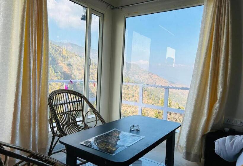 キングサイズベッドのスタンダードルーム, In Apple Estate Kanatal Himalayan View Resort With Courteous Staff