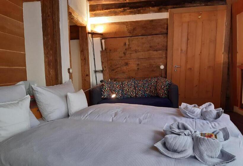 Стандартный Номер Кровать Кинг, Schiefes Haus