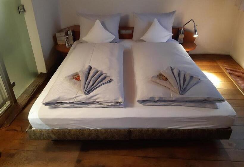 Стандартный Номер Кровать Кинг, Schiefes Haus