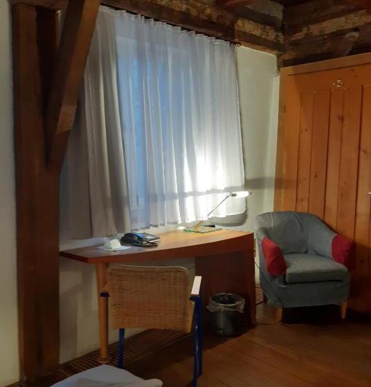 Стандартный Номер Кровать Кинг, Schiefes Haus