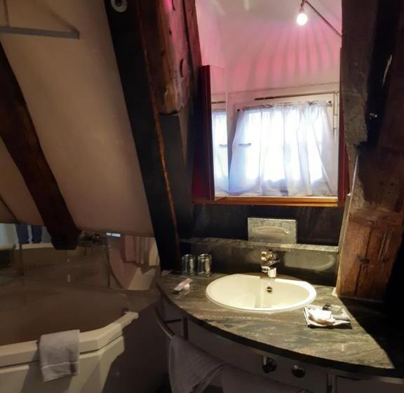 Стандартный Номер Кровать Кинг, Schiefes Haus